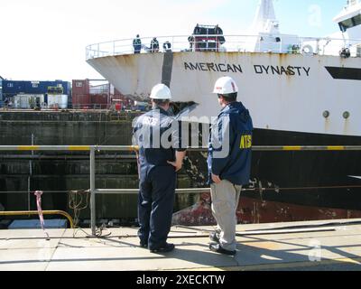 L'enquêteur maritime principal Morgan Turrell (à droite) et l'Adjuc de la Garde côtière américaine Gary Medina (à gauche) évaluent les dommages causés au navire de traitement du poisson American Dynasty. Le 23 avril 2013, le navire est entré en collision avec la frégate amarrée de la Marine royale canadienne, le NCSM Winnipeg. Le NTSB s'est joint au Bureau de la sécurité des transports du Canada et à l'USGC pour enquêter sur l'accident. Banque D'Images