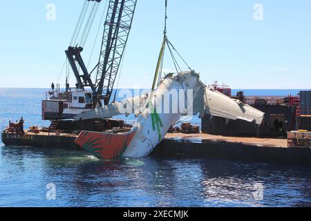 WASHINGTON (2 novembre 2021) — la photo prise le 30 octobre 2021 montre la section arrière du fuselage d'un TransAir B-737 récupéré dans l'océan Pacifique à environ deux miles de Ewa Beach près de Honolulu, Hawaï. L'avion cargo a été amarré après que l'équipage de conduite eut signalé des anomalies du moteur peu après avoir quitté l'aéroport international Daniel K. Inouye le 2 juillet 2021. Vol Transair 810 Banque D'Images