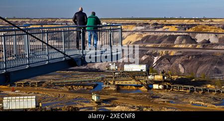 Deux hommes sur la plate-forme d'observation de jacketrath, mine à ciel ouvert de charbon brun, Garzweiler, Allemagne, Europe Banque D'Images