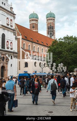 Munich, Allemagne - 27 juillet 2017 : la vie quotidienne se déroule avant Frauenkirche. Banque D'Images