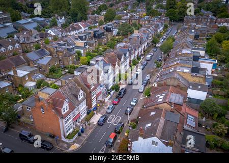 Vue aérienne de la rue typique des maisons mitoyennes à Ealing, West London Banque D'Images