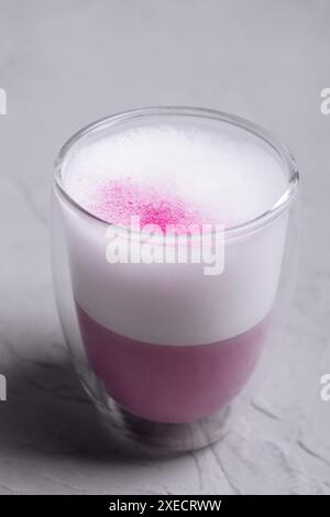 Latte matcha rose au lait gros plan Banque D'Images