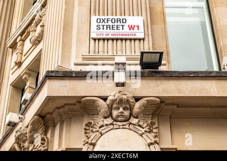 LONDRES - 13 JUIN 2024 : panneau Oxford Street - célèbre rue commerçante dans le West End de Londres Banque D'Images