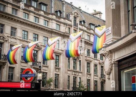 LONDRES - 13 JUIN 2024 : drapeaux de la fierté exposés sur Regent Street, célèbre point de repère londonien et destination commerciale, pendant le mois de la fierté Banque D'Images