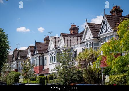 Ealing London- rangée typique de maisons mitoyennes à Ealing West London Banque D'Images