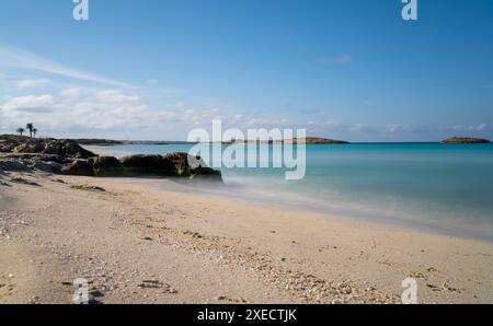 Belle plage de sable doré vide à l'isthme Platja de ses Illetes sur l'île de Formentera Banque D'Images