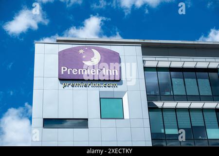 LONDRES - 17 JUIN 2024 : premier Inn à Ealing Broadway, ouest de Londres. Grande chaîne hôtelière britannique Banque D'Images