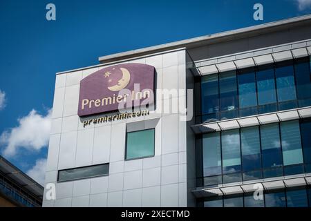 LONDRES - 17 JUIN 2024 : premier Inn à Ealing Broadway, ouest de Londres. Grande chaîne hôtelière britannique Banque D'Images