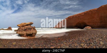 Panorama paysage vue sur la plage et l'arc rocheux à Legzira sur la côte Atlantique du Maroc Banque D'Images