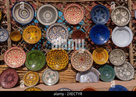 Bols et plateaux colorés exposés dans une boutique d'artisanat marocaine traditionnelle Banque D'Images