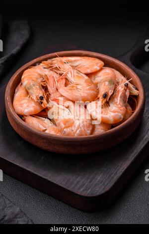 Délicieuses crevettes tigrées fraîches bouillies avec du sel et des épices sur une assiette en céramique Banque D'Images