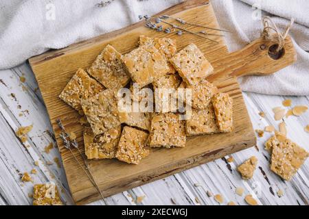 Barres de carrés croquants de céréales multigrains avec des graines de citrouille sur fond en bois Banque D'Images