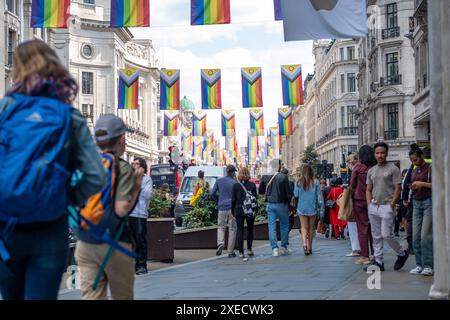 LONDRES - 17 JUIN 2024 : scène commerçante de Regent Street. Destination touristique de Londres Banque D'Images