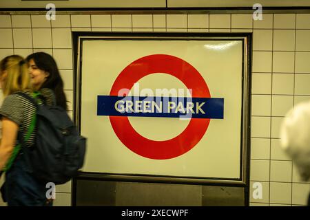 LONDRES- 18 JUIN 2024 Green Park London Underground station signe sur le quai Jubilee Line Banque D'Images