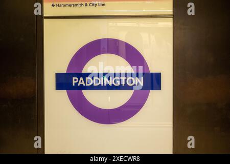 LONDRES - 18 JUIN 2024 : panneau Elizabeth Line à la station de métro de Paddington Banque D'Images