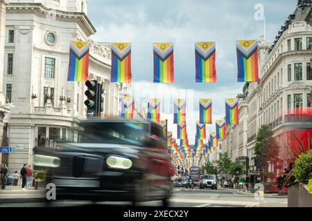 LONDRES - 17 JUIN 2024 : scène commerçante de Regent Street. Destination touristique de Londres Banque D'Images