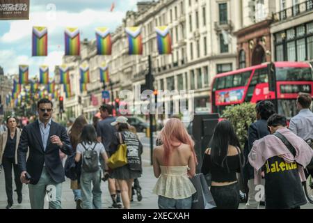 LONDRES - 17 JUIN 2024 : scène commerçante de Regent Street. Destination touristique de Londres Banque D'Images