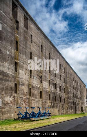 Vue extérieure de la base de sous-marins allemands de la seconde Guerre mondiale située à Lorient, Bretagne, France, mettant en valeur son architecture historique. Banque D'Images