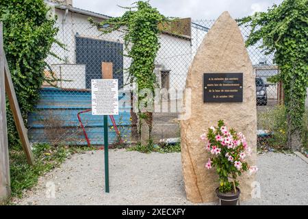 Une pierre commémorative à la base de sous-marins allemands de la seconde Guerre mondiale à Lorient, en Bretagne, en France, honorant les travailleurs tombés au combat. Banque D'Images