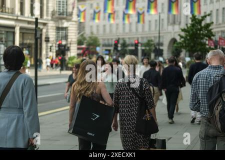 LONDRES - 17 JUIN 2024 : scène commerçante de Regent Street. Destination touristique de Londres Banque D'Images