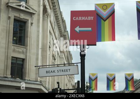 LONDRES - 18 JUIN 2024 : W1 Central London signe pour Beak Street et Carnaby à Soho avec des drapeaux Pride. Banque D'Images