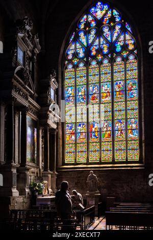 Magnifique vitrail à l'intérieur de l'église Collegiale Saint Aubin à Guérande, France. Lumière du soleil qui traverse les couleurs vives. Banque D'Images