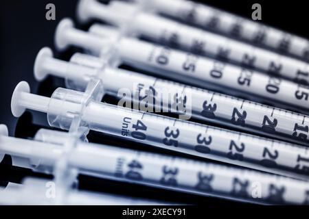 Une vue rapprochée de plusieurs seringues médicales alignées avec un accent sur les marquages de mesure, mettant l'accent sur la santé et la précision médicale, l'injection Banque D'Images