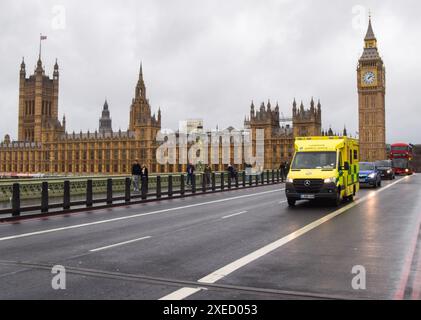 Londres, Royaume-Uni. 3 janvier 2023. Une ambulance passe devant les chambres du Parlement sur Westminster Bridge. Crédit : Vuk Valcic/Alamy Banque D'Images