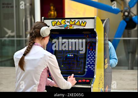 Édimbourg, Écosse, Royaume-Uni. 27 juin 2024. Game on Exhibition est la plus grande exposition interactive au monde de la culture et de l'histoire des jeux vidéo, couvrant plus de 50 ans de développement de jeux. Avec plus de 100 jeux jouables, des arcades nostalgiques des années 80 et des classiques familiaux comme Mario et Minecraft, aux sorties indépendantes qui soulignent le rôle de l’Écosse en tant que pionnier et leader mondial dans le développement de jeux. Eleanor Brooker, designer nommée au BAFTA Young Games sur PAC-Man. Il se déroule au Musée national d'Écosse du 29 juin au 3 novembre. Crédit : Craig Brown/Alamy Live News Banque D'Images