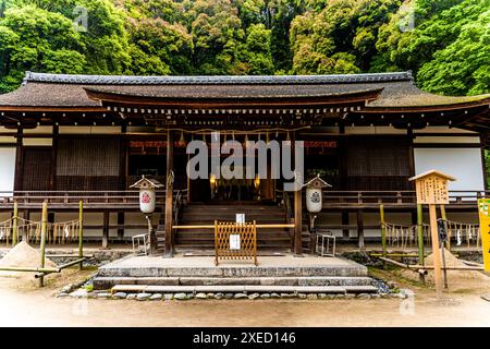 Le hall principal (honden) d'Ujigami Jinja, un sanctuaire shinto inscrit au patrimoine mondial de l'UNESCO dans la ville d'Uji, préfecture de Kyoto, région du Kansai, Japon Banque D'Images