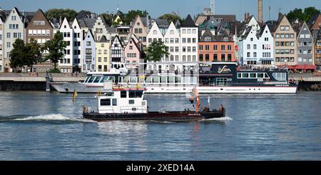 Cologne, Allemagne juin 25 2024 : le navire de sécurité routière et la couche de bouées Rheinfels naviguent en aval sur le Rhin devant la vieille ville de Cologne Banque D'Images
