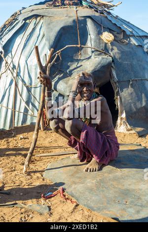 Femme Dasanesh dans un village africain traditionnel, Omorate, vallée de l'Omo, Ethiopie Banque D'Images