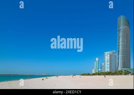 ABU DHABI - Mar 29 : paysage panoramique avec mer, plage de sable et gratte-ciel pendant la journée ensoleillée à Abu Dhabi le 29 mars. 2024, Émirats arabes Unis Banque D'Images