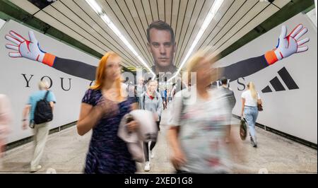 Munich, Allemagne. 27 juin 2024. Un fabricant de vêtements de sport a placé une photo surdimensionnée du gardien de but allemand Manuel Neuer dans le tunnel de passage de l'Odeonsplatz. L'image est construite de telle sorte qu'elle s'affiche correctement en perspective à l'entrée dans le tunnel. Crédit : Peter Kneffel/dpa/Alamy Live News Banque D'Images