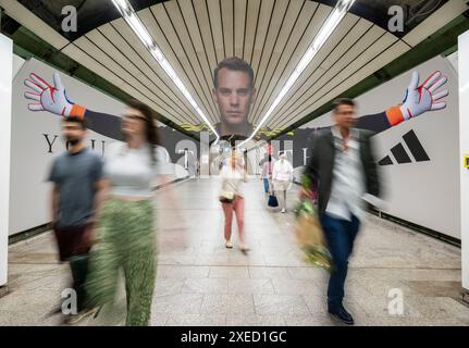Munich, Allemagne. 27 juin 2024. Un fabricant de vêtements de sport a placé une photo surdimensionnée du gardien de but allemand Manuel Neuer dans le tunnel de passage de l'Odeonsplatz. L'image est construite de telle sorte qu'elle s'affiche correctement en perspective à l'entrée dans le tunnel. Crédit : Peter Kneffel/dpa/Alamy Live News Banque D'Images