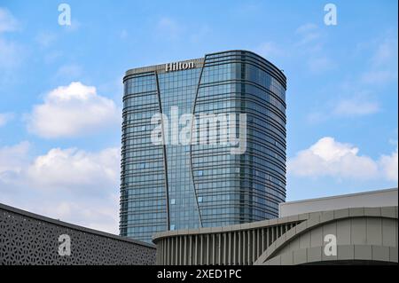 TACHKENT - AVR 02 : façade et logotype de l'hôtel Hilton à Tachkent le 02 avril. 2024 en Ouzbékistan Banque D'Images