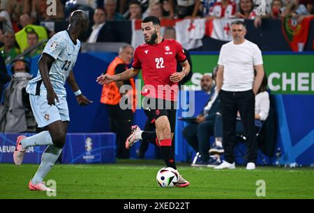 Fussball, Europameisterschaft, EURO 2024, Gruppe F, Veltins Arena Gelsenkirchen : Georgien - Portugal 2:0 ; Georges Mikautadze (GEO), entraîneur national Willi Sagnol (GEO). Aktion Banque D'Images