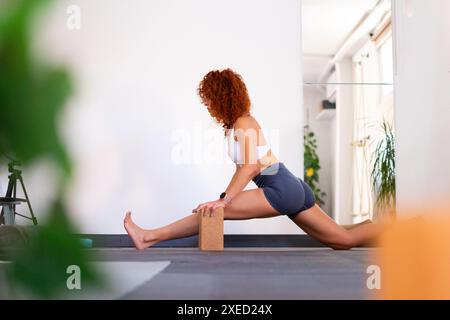 Femme professeur de yoga donnant un cours de yoga dans son studio Banque D'Images