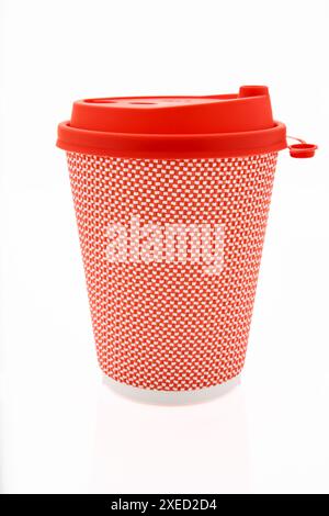 La tasse à café en carton rose avec un couvercle en plastique rouge sur le fond blanc brillant, l'inscription sur le couvercle est soigneusement chaud Banque D'Images