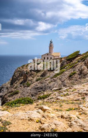 Phare de Faro de Capdepera près de Cala Rajada, Majorque avec la côte en face pendant la journée nuageuse, plan vertical, Majorque Banque D'Images