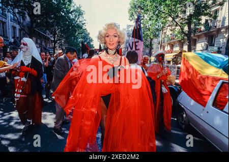 Paris, France, grande foule, Front, Portrait Drag Queens, dans Dresses, Marching, LGBT Gay Pride March, 1990s sur Street Banque D'Images