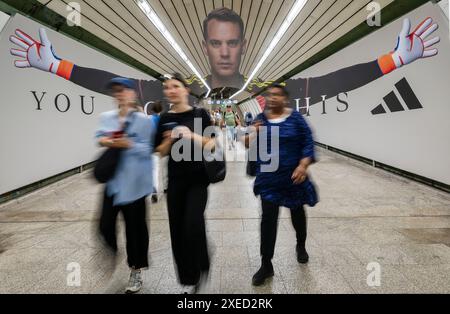 Munich, Allemagne. 27 juin 2024. Un fabricant de vêtements de sport a placé une photo surdimensionnée du gardien de but allemand Manuel Neuer dans le tunnel de passage de l'Odeonsplatz. L'image est construite de telle sorte qu'elle s'affiche correctement en perspective à l'entrée dans le tunnel. Crédit : Peter Kneffel/dpa/Alamy Live News Banque D'Images