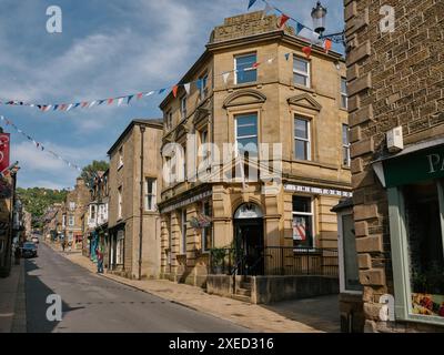 La banderole décorée High Street de Pateley Bridge, Nidderdale, North Yorkshire, Angleterre, Royaume-Uni Banque D'Images