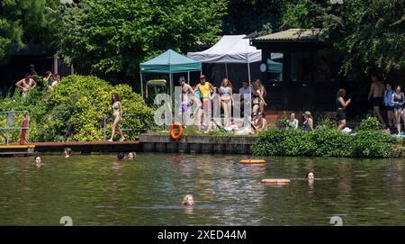 pic montre : Hampstead Heath nageurs dans les étangs le temps chaud à Londres et les températures ont été fixés pour monter à 31 degrés le mercredi 26.6.24 Pictu Banque D'Images