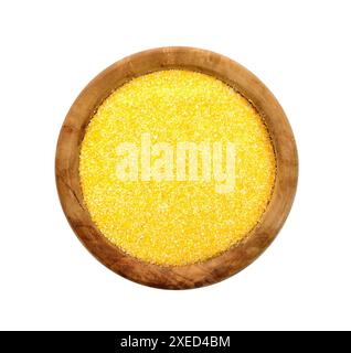 Polenta de semoule de maïs dans un bol en bois isolé. Polenta de maïs, non cuite isolée sur blanc Banque D'Images