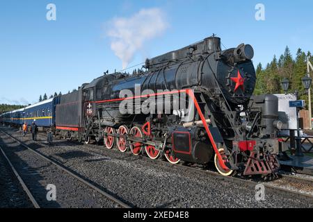 Ruskeala, RUSSIE - 06 OCTOBRE 2023 : L'ancienne locomotive à vapeur l-5164 avec le train rétro 'Ruskeala Express' est arrivée sur le parc de montagne Ruskeala Banque D'Images