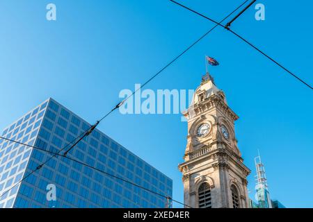 Bâtiment classé au patrimoine mondial d'Adélaïde avec cloche de la tour sur Victoria Square dans le quartier des affaires d'Adélaïde, vue en plein jour Banque D'Images