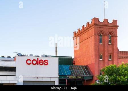 Adélaïde, Australie méridionale - 19 décembre 2020 : panneau de logo des supermarchés Coles à côté de l'entrée du marché central d'Adélaïde vue depuis Grote Street sur un bri Banque D'Images