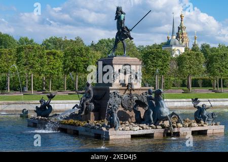 PETRODVORETS, RUSSIE - 13 JUIN 2024 : gros plan sur la fontaine de Neptune un après-midi de juin. Palais et parc Peterhof Banque D'Images