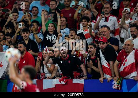 Gelsenkirchen, Allemagne. 26 juin 2024. Les supporters de Géorgie lors du match UEFA Euro 2024 entre la Géorgie et le Portugal, Groupe F, date 3, ont joué au stade Veltins-Arena le 26 juin 2024 à Gelsenkirchen, en Allemagne. (Photo de Sergio Ruiz/PRESSINPHOTO) crédit : AGENCE SPORTIVE PRESSINPHOTO/Alamy Live News Banque D'Images